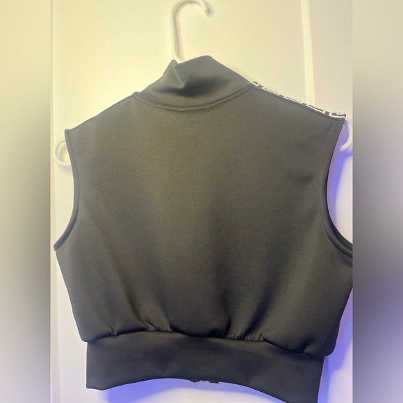 Nike Black Small Activewear Crop Top: Style and Performance Combined - Picture 7 of 7